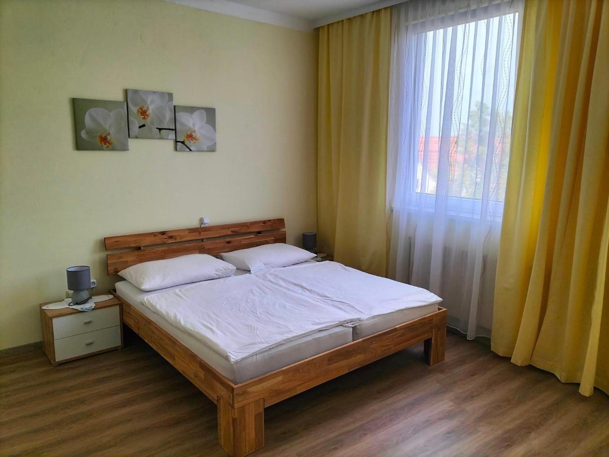 Pension Eder Bruck an der Leitha Bagian luar foto